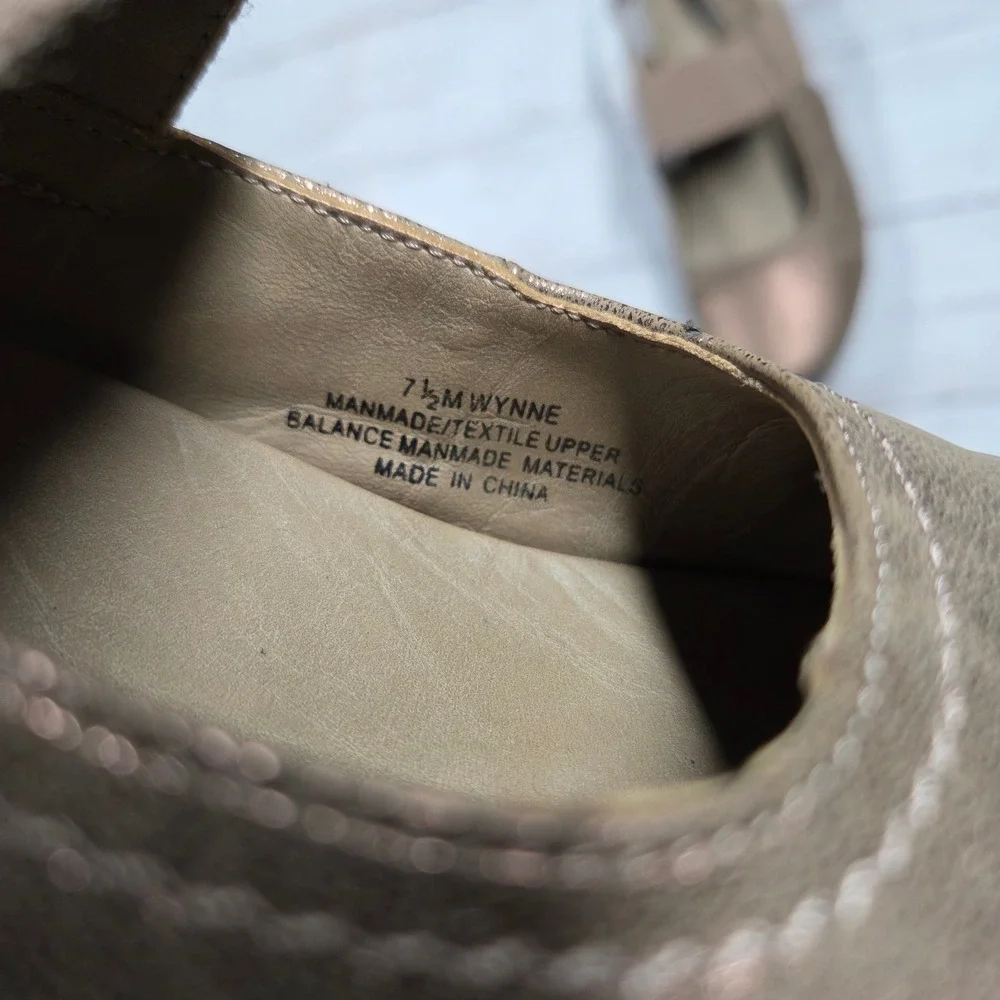 AXXIOM‎ Wynne Slingback Wedge Sandals Womens 7.5M Bronze Metallic Strap Damaged